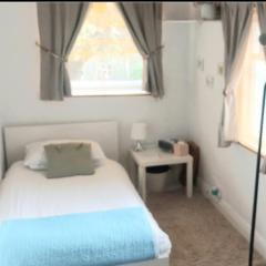 Centrel to london single bed room quiet home with host and breakfast