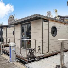 Unique Water Lodge in London - Sleeps 6
