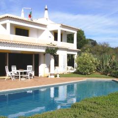 ABF18V3 Moradia qualidade e piscina,lindas v