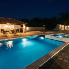 Stunning Villa Planura with large heated pool-50m2, jacuzzi and gym