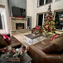 Luxury Lakefront Lodge 3 - FREE HUGE Pool/Hot Tub - FREE MINI GOLF