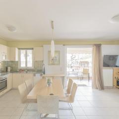 Family Sunny 2 bedroom 1700m center 50m busstop,300m busstop Acropolis