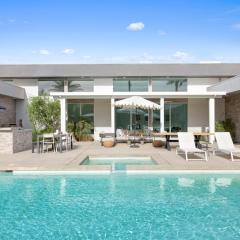 Polo Villa 10 by AvantStay Backyard Oasis w Putting Green 260-320 6 Bedrooms
