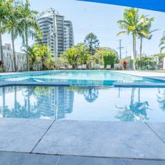2BR Chic Burleigh Central Apt with Pools, BBQ, Tennis + More!