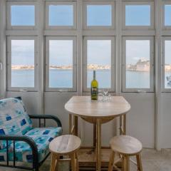 SeaFront Apartment In Valletta