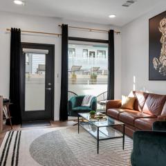 UPSCALE Cozy Nashville Condo with POOL, PATIO, PARKING