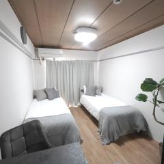 3 mins to Shinjuku sta by train! Twin beds,Projector,Appliances!