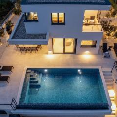 Stylish Villa Olea with heated pool and panoramic sea views