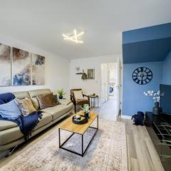 3 Bedroom House near Milton Keynes Bowl, Sleeps 6, with Free Wi-Fi, Full Kitchen, Garden and Free Parking - 1BYC