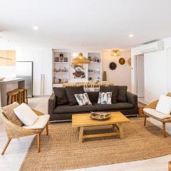 Bay Royal Apartment 2 - Opposite Main Beach & Heated Pool!