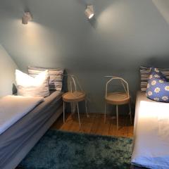 Blaues Zimmer, -keine Küche,-mit grossem Balkon, Bad ist ein Traum, nur 50 Schritte zum Radweg am Main