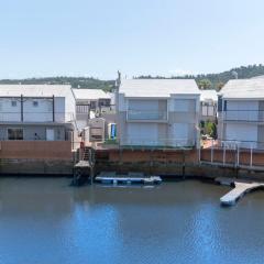 Waterfront - 8 commodore life on the water 3 BR