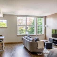 Wallingford studio w storage wd nr bars SEA-624