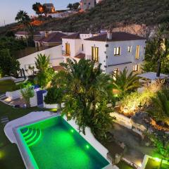 Villa con piscina privada, vistas y jardín