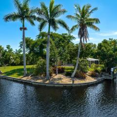 Waterfront! Oversize Corner Yard, Dock w/lift, Hot Tub & Pool - Villa Tropical Calusa - Roelens