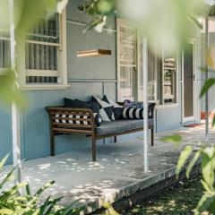 The Blue Beach House - Pet Friendly Coastal Escape in Mollymook