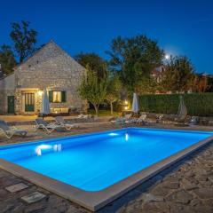 Hacienda Sylvia - secluded 4-bedroom villa with 45sqm heated pool