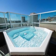 323 - Cobertura com 03 dormitórios e Jacuzzi, apenas a 50m da praia de Bombas