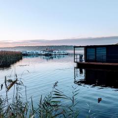 Waterview - Schwimmendes Ferienhaus "Black Pearl" auf dem Wasser mit Blick zur Havel, inkl Boot zur Nutzung