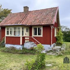 Nice cottage located close to a bay in Skappevik