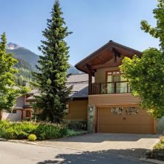 Taluswood The Lookout 5 - Secluded Chalet with Hot Tub & Incredible Views - Whistler Platinum