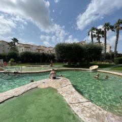 Maison familiale 3 chambres, 8 couchages, piscine et aires de loisirs communautaires, Gran Alacant
