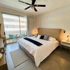 Ideally located studio steps from the 5th Avenue