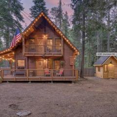 Cozy Pet-Friendly Cabin with Hot Tub Fenced In Yard Outdoor Deck and Furniture Walk to Beach