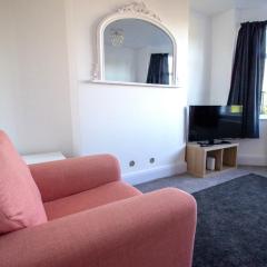 Modern 3BR near Grantham Town, WiFi, Parking