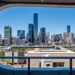 South Brisbane City View 2 Bedroom Apartment With Parking