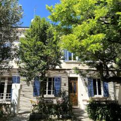Maison de caractère avec jardin arboré en Avignon