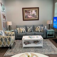 Lovely 3-bedroom beach condo! Walk to shop or eat!