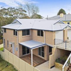 Modern 3-bedroom Katoomba townhouse (nature view)