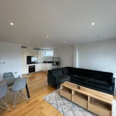 Bright & Modern 2 bedroom Flat wBalcony - Whitechapel!