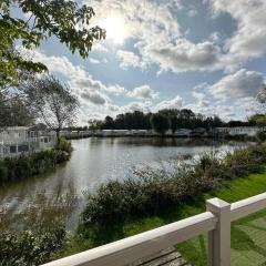 Waters Edge, Hoburne Cotswolds