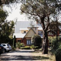 Homestead Loft- Private retreat, amongst the gums with woodfire and spa bath