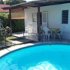 T2 climatisé au bord d'une piscine