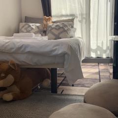 Sky hotel 睛空塔热门旅游景区 最近车站步行3分钟 机场直达 周边有便利店 商场 温泉 购物餐饮方便