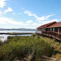 Charming Hideaway Overlooking The Astoria Waters