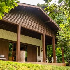 Incrível casa com cachoeira em meio à natureza