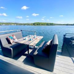 Luxury houseboat with beautiful views over the Mookerplas