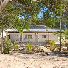 Cute Beach Cottage - Absolute Beach Front