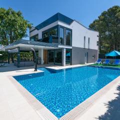 Nice Home In Fazana With Outdoor Swimming Pool