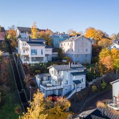 Villa Rajaportti Loft with lake view and free front door parking&electric car plugs