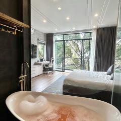 Khánh Nguyễn Luxury studio, balcony street view, large bathtub