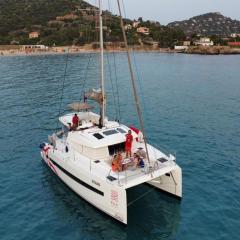 Catamarano open space sul mare della Sardegna