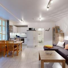 strandnahe FeWo mit Schwimmbad im Haus, Liebeskind 01, Binz