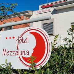 ホテル メッザルーナ（Hotel Mezzaluna）