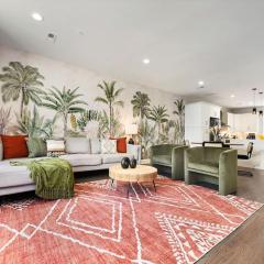 HostWise Stays - The Charlotte - Rooftop patio, Garage Parking, Prime Location, Large 3 Story Home