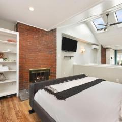 HostWise Stays - Great Balcony Views, Patio, Minutes to Stadiums